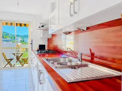 Cuisine ou kitchenette dans l'établissement L'Oasis - 3 Pièces centre Cannes
