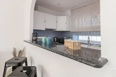 Cuisine ou kitchenette dans l'établissement Le Vautrin - Charmant Appartement à 300 mètres des plages de la Croisette