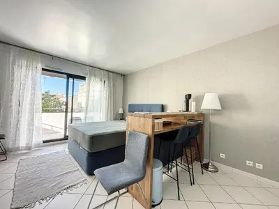 Coin salon dans l'établissement Cannes - Studio en plein cœur de Cannes