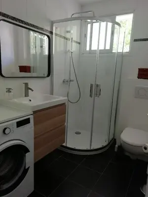Salle de bains dans l'établissement Appartement centre Antibes bd Albert 1er