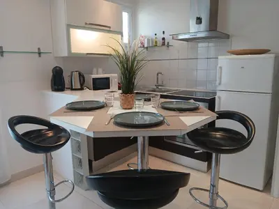 Cuisine ou kitchenette dans l'établissement Appartement centre Antibes bd Albert 1er