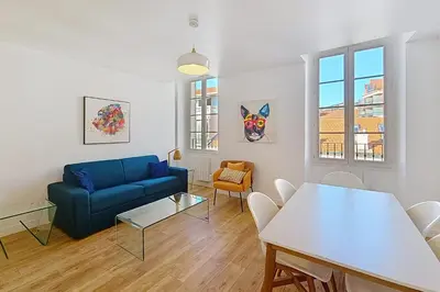 Coin salon dans l'établissement HENRI CAMILLE REAL ESTATE - Bambou- One bedroom apt downtown