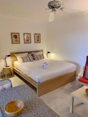 Un ou plusieurs lits dans un hébergement de l'établissement Studio 5 minutes Cannes et plages, terrasse, piscine