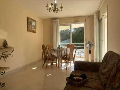 Coin salon dans l'établissement Appartement 2P à Juan les Pins : emplacement idéal, parking, terrasses, proche plage et commerces - FR-1-252-188