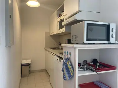 Cuisine ou kitchenette dans l'établissement Appartement 2 pièces avec piscine - 4 couchages, Juan les Pins - FR-1-252-190