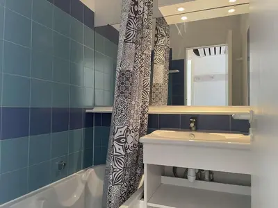 Salle de bains dans l'établissement Appartement 2 pièces avec piscine - 4 couchages, Juan les Pins - FR-1-252-190