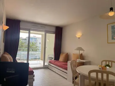Coin salon dans l'établissement Appartement 2 pièces avec piscine - 4 couchages, Juan les Pins - FR-1-252-190