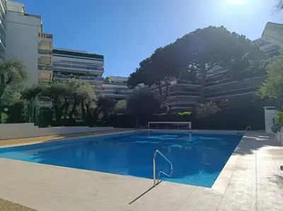 Piscine de l'établissement SELI 2 pièces Classé 52 M2 terrasse 20m2 Plages Piscine Antibes Juan Parking ou située à proximité