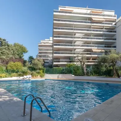 SELI 2 pièces Classé 52 M2 terrasse 20m2 Plages Piscine Antibes Juan Parking