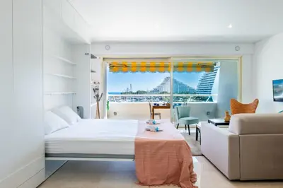 Coin salon dans l'établissement Large studio with a breathtaking view of the sea