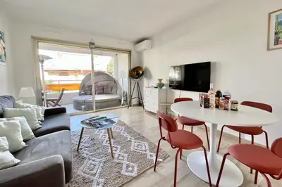 Coin salon dans l'établissement Beautiful flat with terrace near Croisette