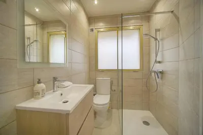 Salle de bains dans l'établissement FRGK 'Prince de Galles terrasse sur jardin'