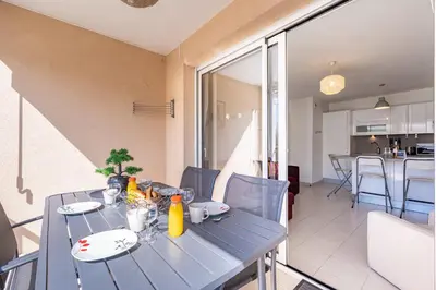 Cuisine ou kitchenette dans l'établissement L'EDEN SQUARE Apartment for 4 By Sunset