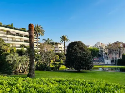 Jardin de l'établissement Cannes Montfleury grand confort