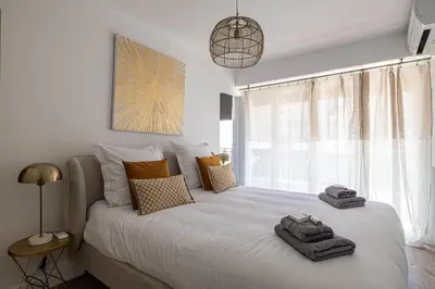 Un ou plusieurs lits dans un hébergement de l'établissement Magnificent 3room apartment quiet balcony