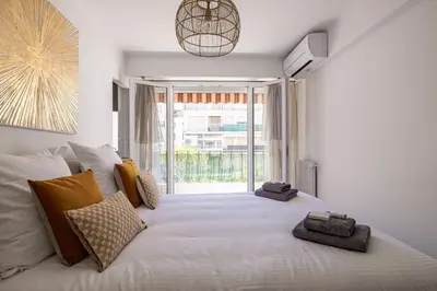 Un ou plusieurs lits dans un hébergement de l'établissement Magnificent 3room apartment quiet balcony