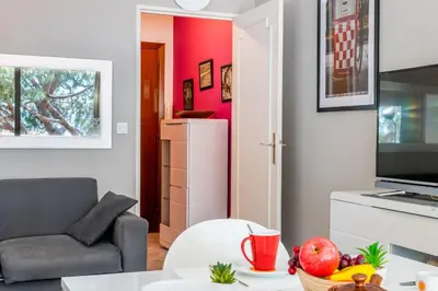 Télévision ou salle de divertissement dans l'établissement 2-Room Apartment with Terrace Sea View