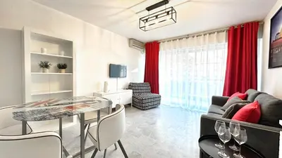 Télévision ou salle de divertissement dans l'établissement Beau studio centre Juan les Pins à 300m des plages