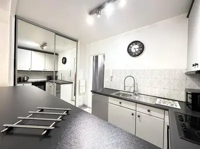 Cuisine ou kitchenette dans l'établissement Beau studio centre Juan les Pins à 300m des plages