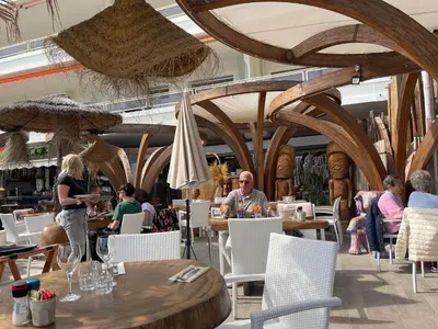 Restaurant ou autre lieu de restauration dans l'établissement VILLENEUVE LOUBET PLAGE- Entre NICE et CANNES