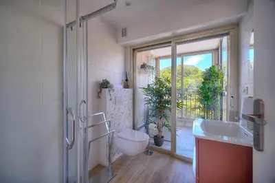 Salle de bains dans l'établissement IMMOGROOM - 5 min from the Croisette beaches - Terrace - Ac - Sea view