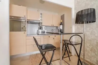 Cuisine ou kitchenette dans l'établissement Studio charmant au cœur de Cannes avec balcon et parking