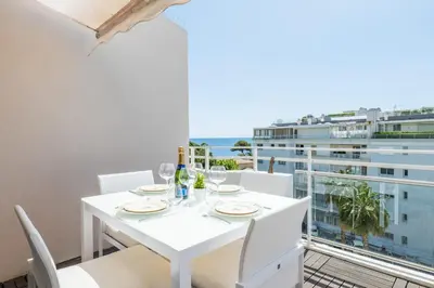 Boissons dans l'établissement 3-Room Luxury Apartment with Pool and Sea View Steps from the Beach