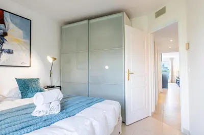 Un ou plusieurs lits dans un hébergement de l'établissement 3-Room Luxury Apartment with Pool and Sea View Steps from the Beach