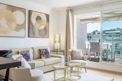 Coin salon dans l'établissement 3-Room Luxury Apartment with Pool and Sea View Steps from the Beach