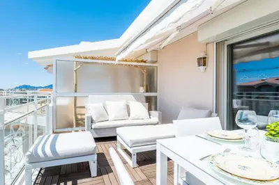 Balcon ou terrasse dans l'établissement 3-Room Luxury Apartment with Pool and Sea View Steps from the Beach