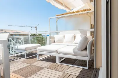 Balcon ou terrasse dans l'établissement 3-Room Luxury Apartment with Pool and Sea View Steps from the Beach