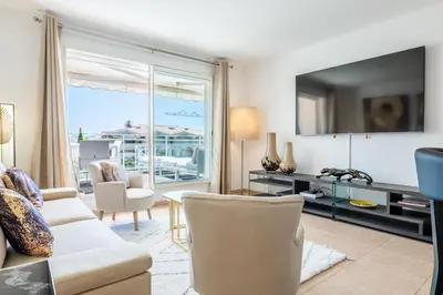 Télévision ou salle de divertissement dans l'établissement 3-Room Luxury Apartment with Pool and Sea View Steps from the Beach