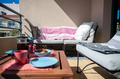 Coin salon dans l'établissement PWS - Sunny modern flat near Juan Les Pins Pinede & beach - Terrace & AC!