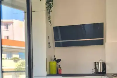 Télévision ou salle de divertissement dans l'établissement PWS - Sunny modern flat near Juan Les Pins Pinede & beach - Terrace & AC!