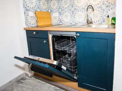 Cuisine ou kitchenette dans l'établissement Romantic sea view studio, steps away from the beach