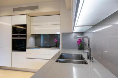 Cuisine ou kitchenette dans l'établissement Luxury garden apartment 2BR in the best development of Cap d'Antibes-Juan les Pins