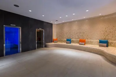 Coin salon dans l'établissement Luxury garden apartment 2BR in the best development of Cap d'Antibes-Juan les Pins