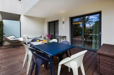 Coin salon dans l'établissement Luxury garden apartment 2BR in the best development of Cap d'Antibes-Juan les Pins
