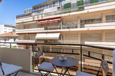 Balcon ou terrasse dans l'établissement Cozy renovated apartment - close to Martinez Hotel