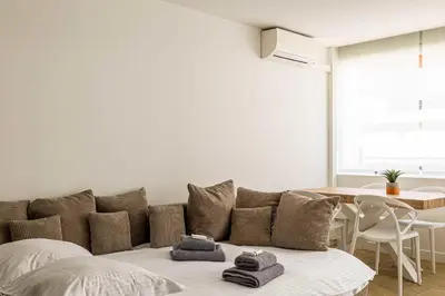 Coin salon dans l'établissement Cozy renovated apartment - close to Martinez Hotel