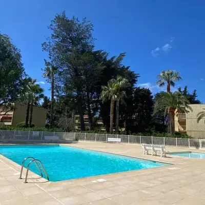 Hello Côte D'Azur - 2 bedroom apartment with balcony close to the sea