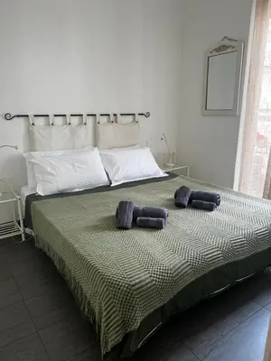 Un ou plusieurs lits dans un hébergement de l'établissement Juan Les Pins 2BR Sunny Top Floor 50m Beach Central
