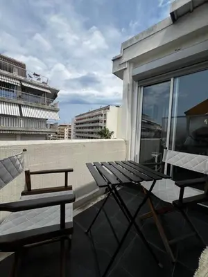 Balcon ou terrasse dans l'établissement Juan Les Pins 2BR Sunny Top Floor 50m Beach Central