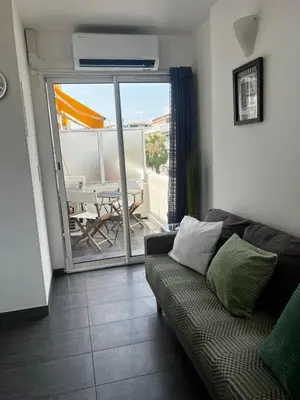 Coin salon dans l'établissement Juan Les Pins 2BR Sunny Top Floor 50m Beach Central