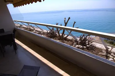 Vue générale sur la mer ou vue sur la mer prise depuis l'appartement