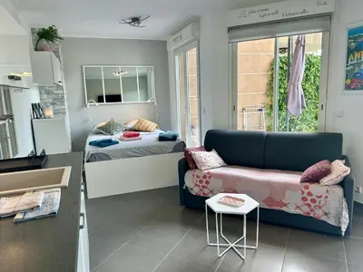 Coin salon dans l'établissement Joli studio climatisé avec Jardin dans résidence avec piscine