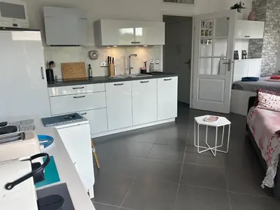 Cuisine ou kitchenette dans l'établissement Joli studio climatisé avec Jardin dans résidence avec piscine