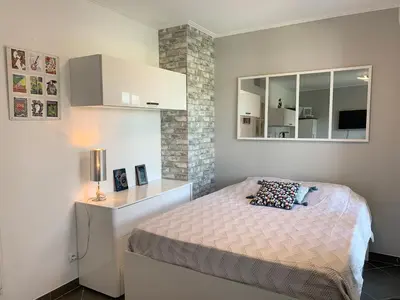 Un ou plusieurs lits dans un hébergement de l'établissement Joli studio climatisé avec Jardin dans résidence avec piscine