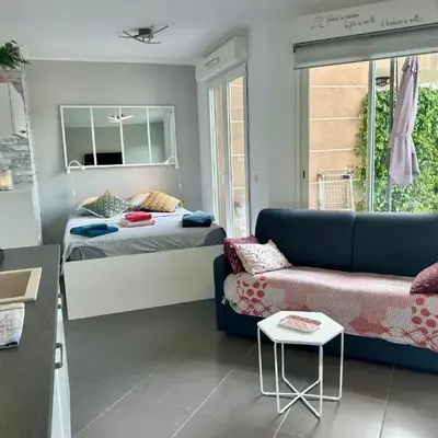 Joli studio climatisé avec Jardin dans résidence avec piscine