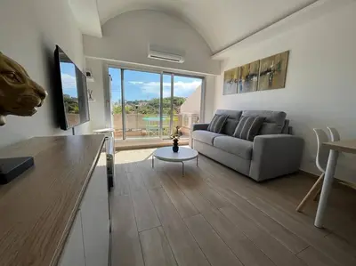 Coin salon dans l'établissement Appartement 4 personnes Antibes Mer, Piscine, Parking, Tennis, Wifi